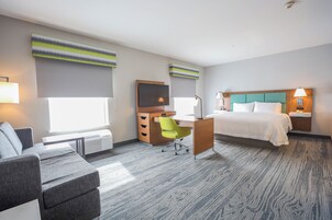 Caja de seguridad en la habitación y tabla de planchar con plancha