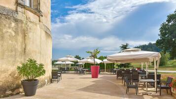 Dîner servi sur place, spécialités Cuisine française, vue sur le jardin