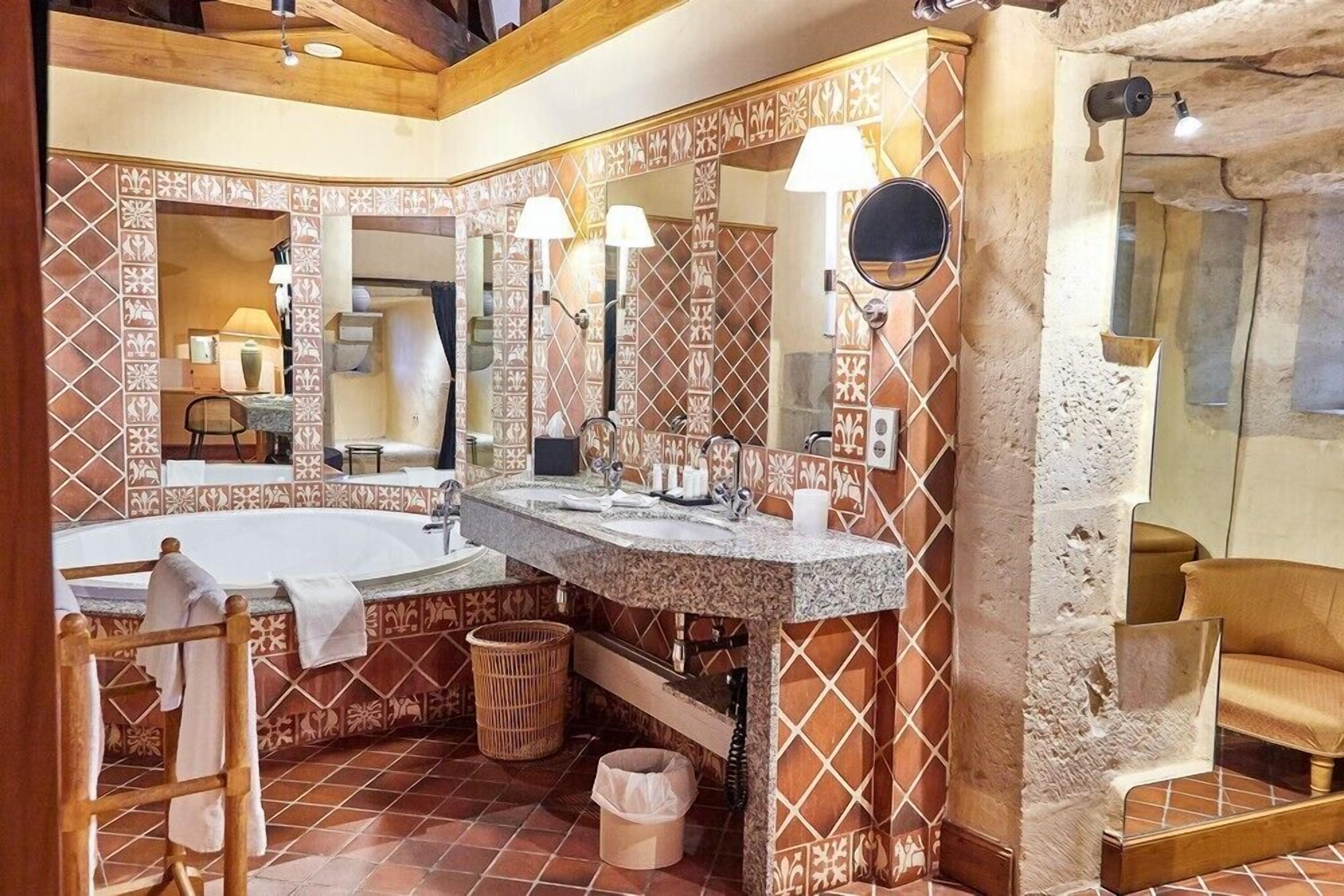 suite (castle) | bathroom | combined shower/bathtub, deep-soaking bathtub, designer toiletries