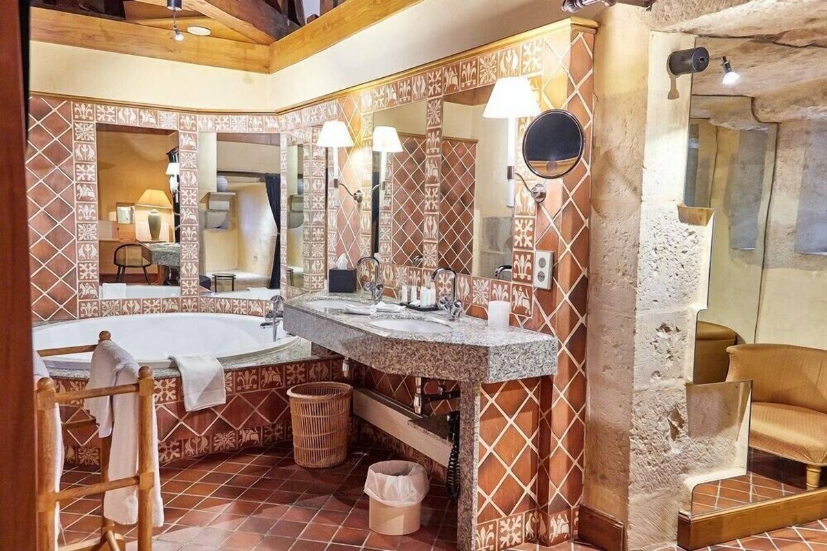 suite (castle) | bathroom | combined shower/bathtub, deep-soaking bathtub, designer toiletries