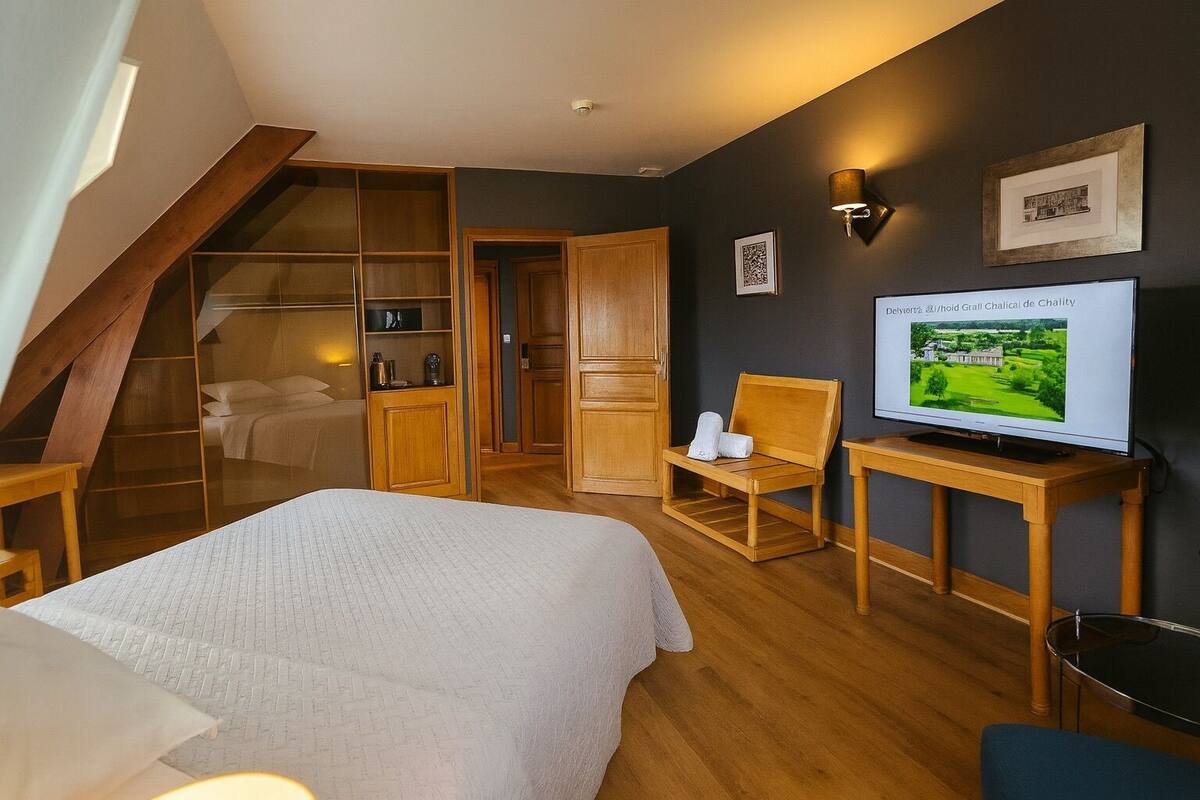 Premium bedding, minibar, in-room safe, desk