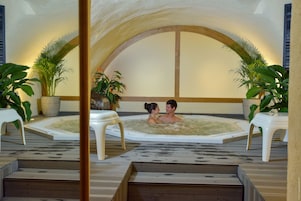 Un sauna, una bañera de hidromasaje, baño turco
