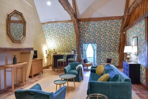 84-cm flat-screen TV with cable channels, TV - Hotel Golf Chateau de Chailly (Chailly-sur-Armancon)