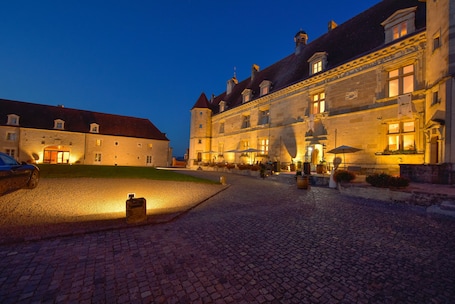 Front of property - evening/night. Hotel Golf Chateau de Chailly
