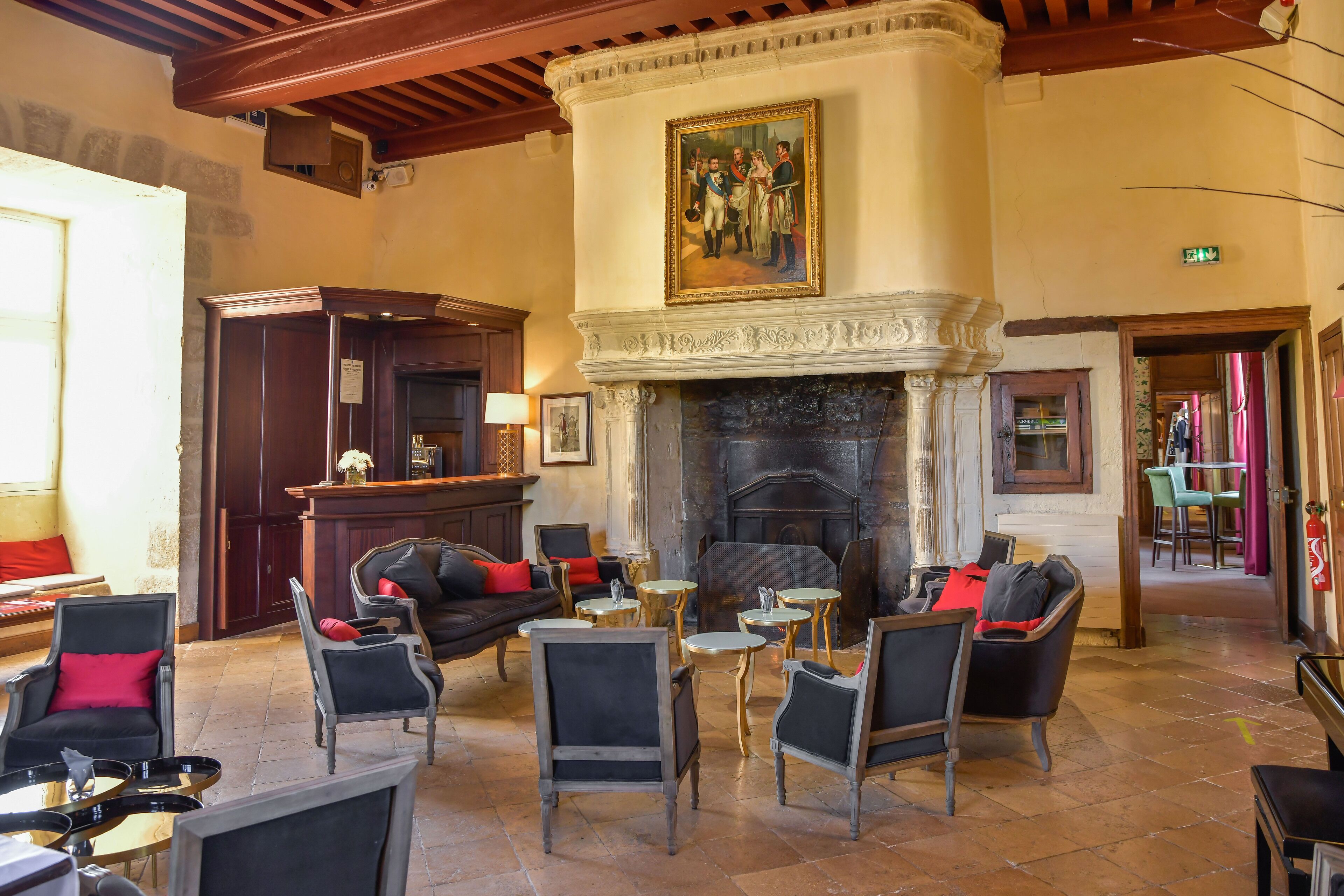 2 bars/lounges, poolside bar