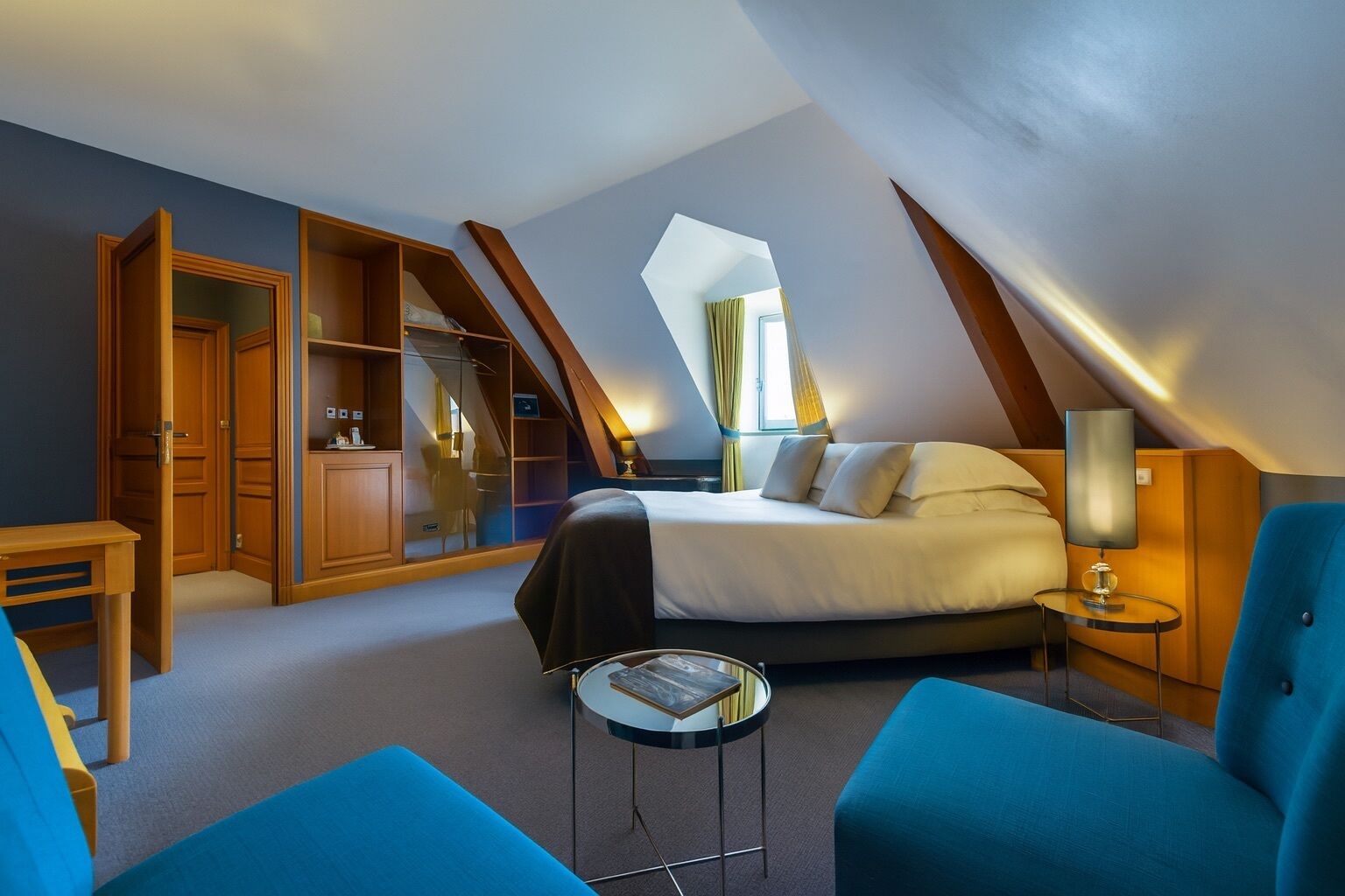 Rom – classic | Sengetøy av topp kvalitet, minibar, safe på rommet og skrivebord
