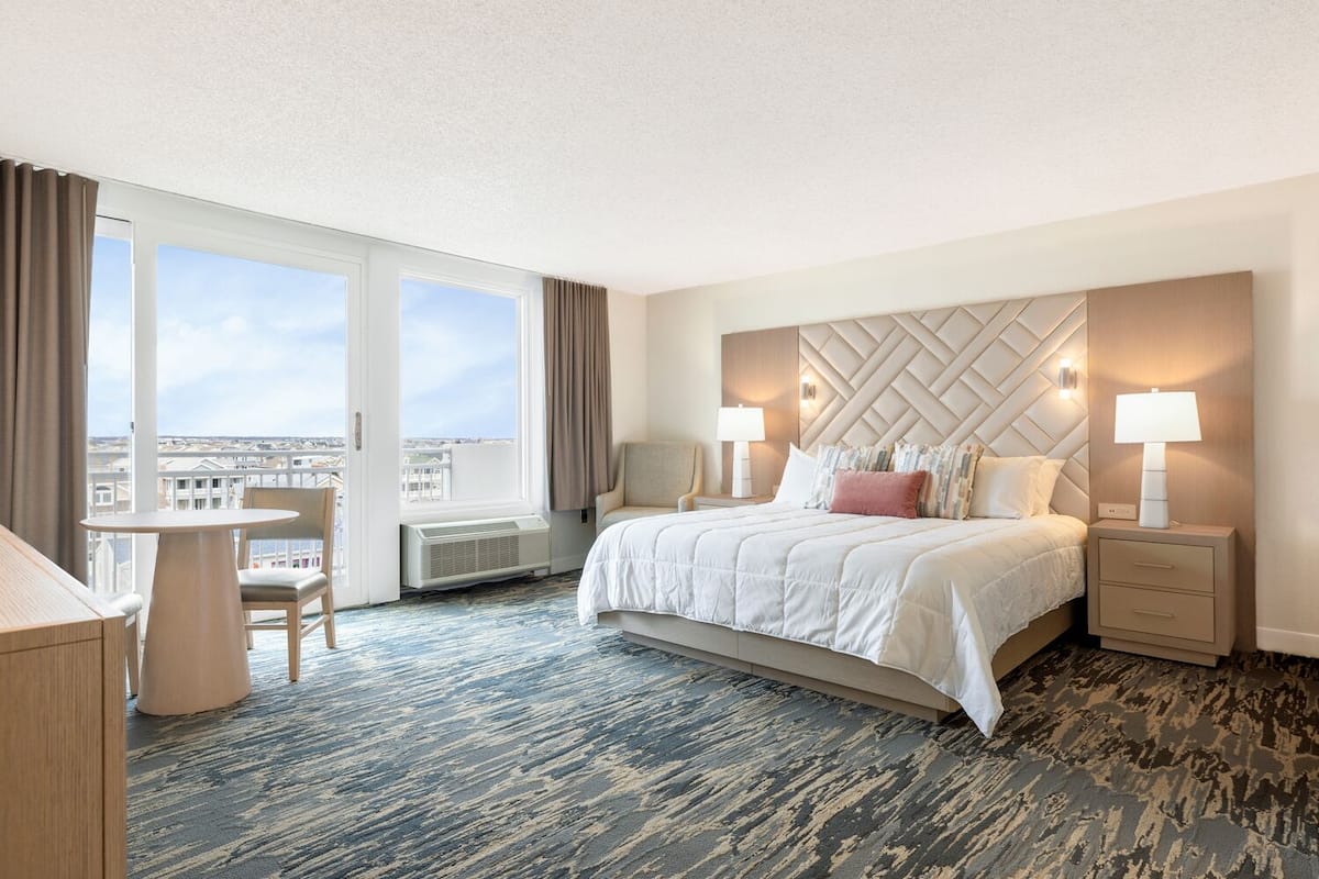 Habitación superior, 1 cama King size, vista a la ciudad | Ropa de cama de alta calidad y caja de seguridad en la habitación