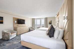 Deluxe kamer, 2 queensize bedden (Coastline View) | Luxe beddengoed, een kluis op de kamer, een strijkplank/strijkijzer