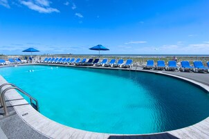 季节性开放的室外游泳池，08:00 至 20:00 开放，池畔遮阳伞，日光浴躺椅