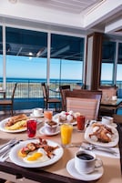Se sirven desayunos y cocina americana, con vista a la piscina