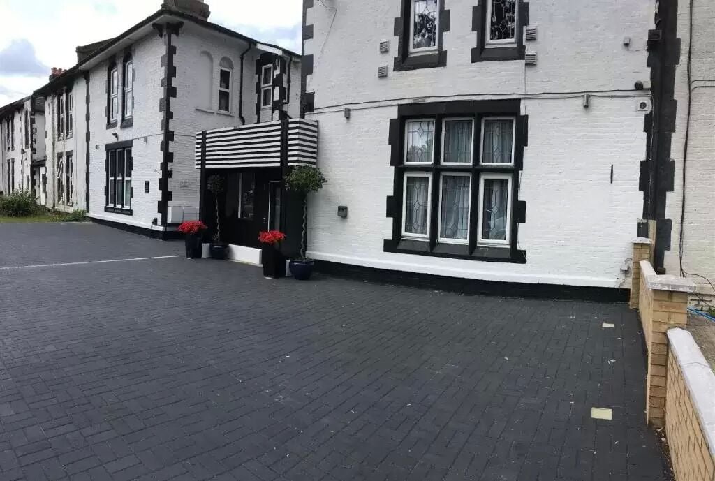 Een rij witte gebouwen met zwarte accenten en een zwart dakoverhang.