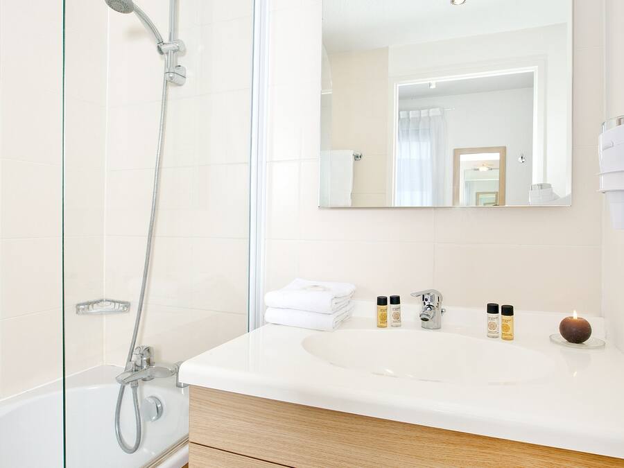 Combined shower/tub, free toiletries, hair dryer, towels