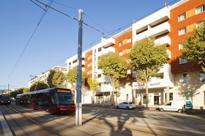 Un immeuble moderne avec un restaurant au rez-de-chaussée et un hôtel aux étages supérieurs.