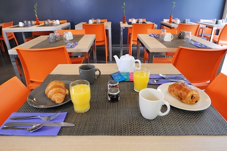 Desayuno buffet diario (EUR 17 por persona)