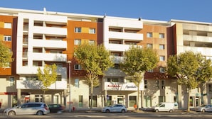 A multi-story residential building with a modern design, featuring balconies and a mix of window styles. - Residhome Clermont Ferrand Gergovia (Clermont-Ferrand)