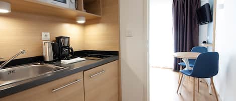 Lemari es, microwave, kompor, dan ketel listrik