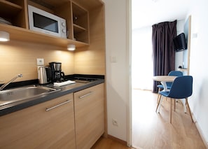 Fridge, microwave, stovetop, electric kettle - Residhome Clermont Ferrand Gergovia (Clermont-Ferrand)