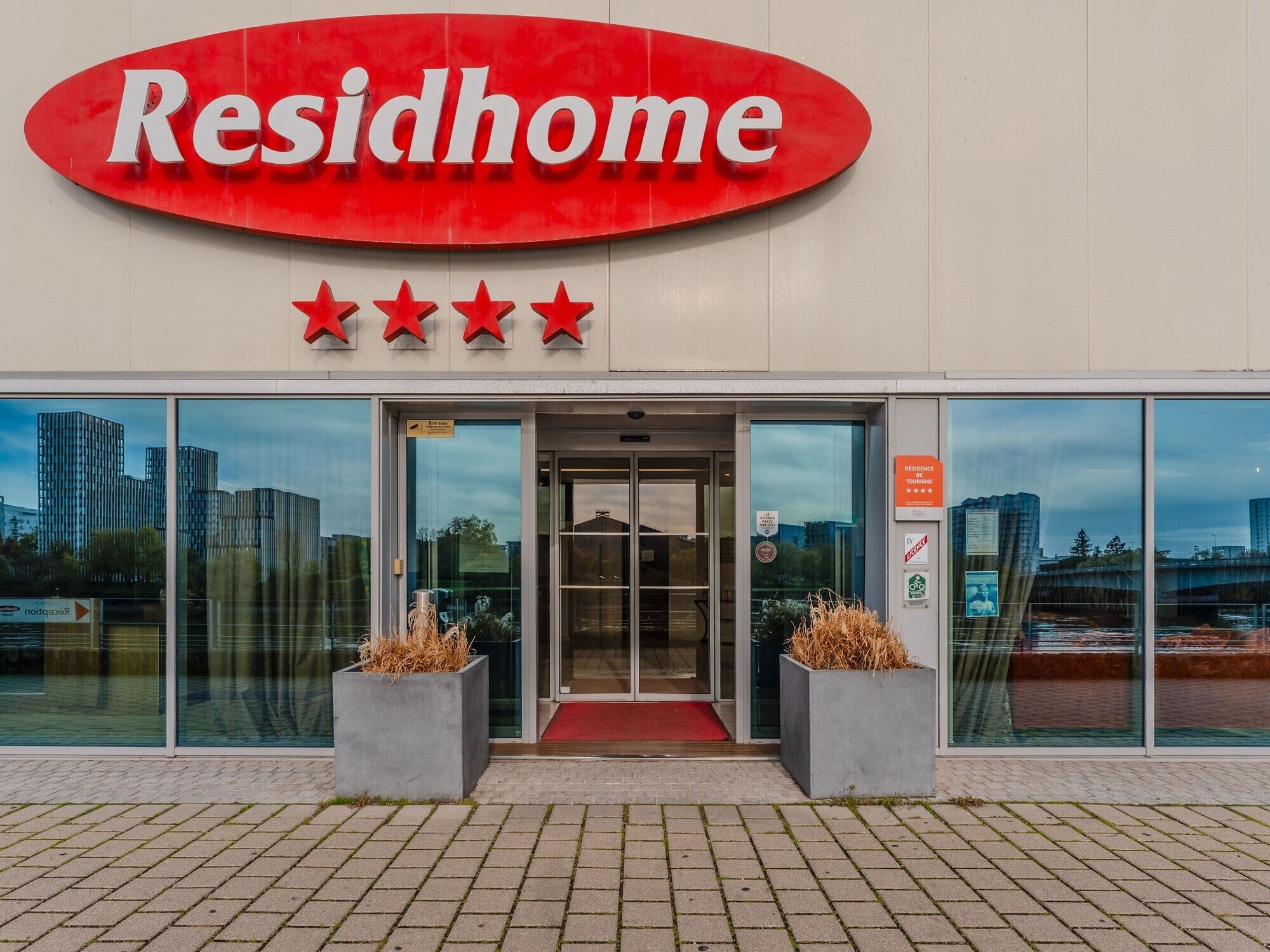 Vista frontal de la propiedad