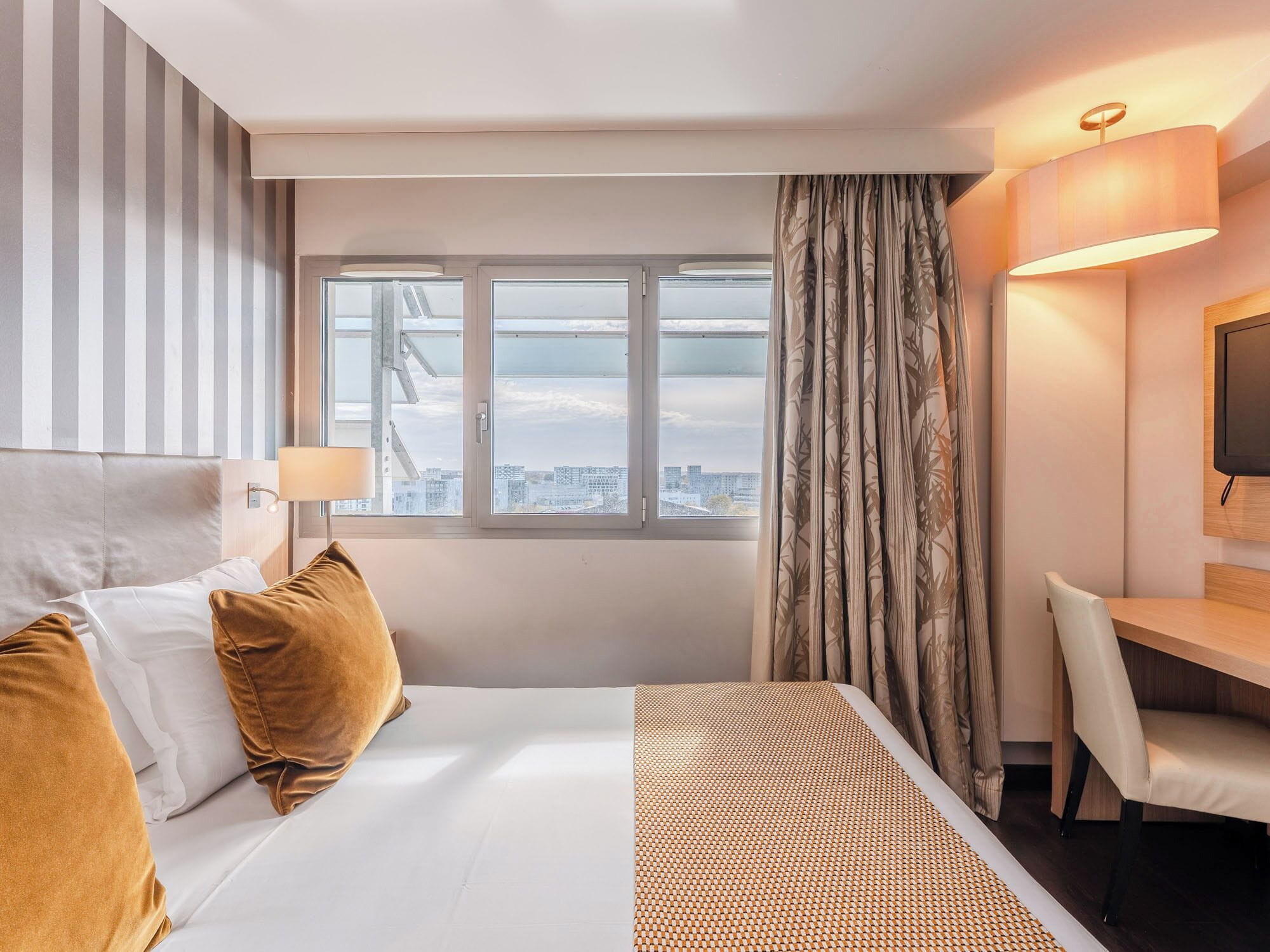 客房内保险箱、办公桌、隔音、熨斗/熨板