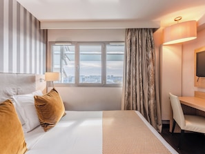 Zimmersafe, Schreibtisch, schallisolierte Zimmer, Bügeleisen/Bügelbrett