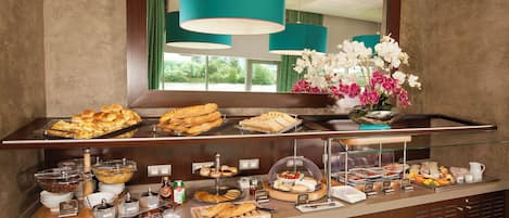 TĂ€gliches FrĂŒhstĂŒcksbuffet (18 EUR pro Person)