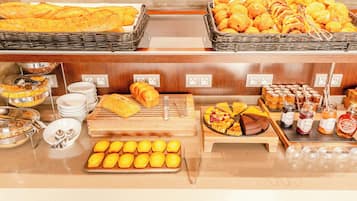 Bữa sáng buffet hàng ngày (18 EUR/mỗi người)