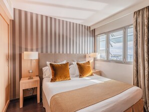 Peti besi dalam bilik, meja, kalis bunyi, seterika/papan seterika 