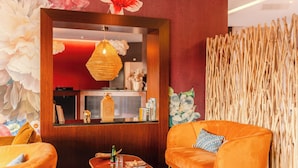 Uma sala de estar moderna com um sofá, uma mesa de centro e uma parede decorativa.