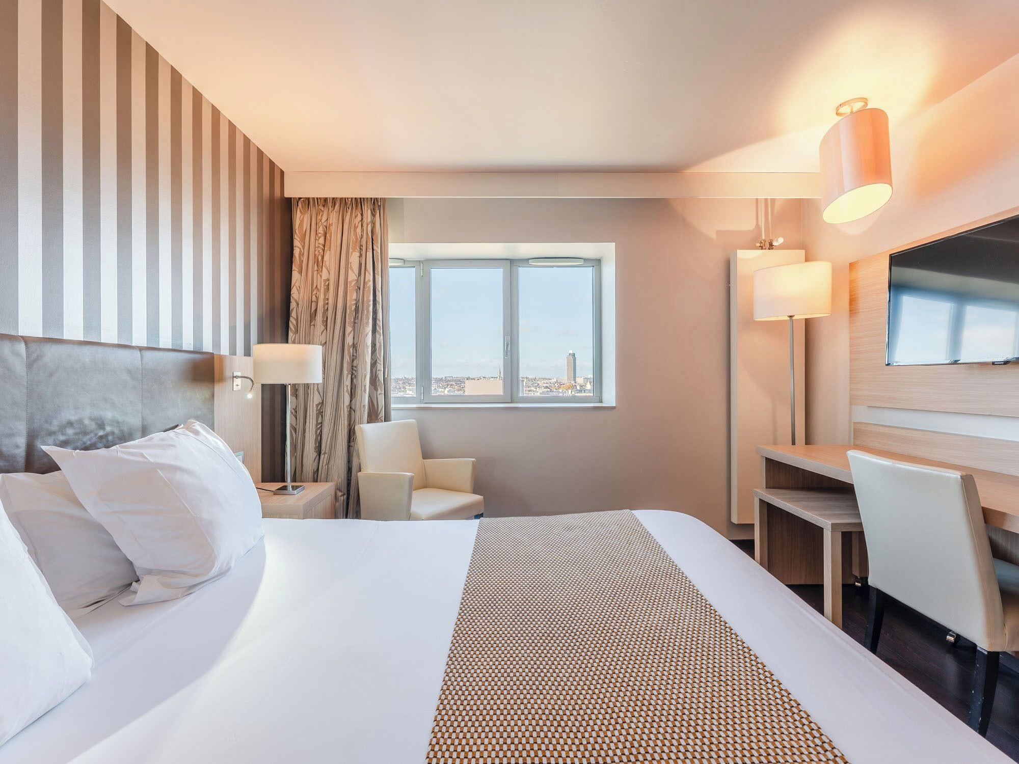 Estudi | Caixa forta a l&#x27;habitació, escriptori i habitacions insonoritzades 