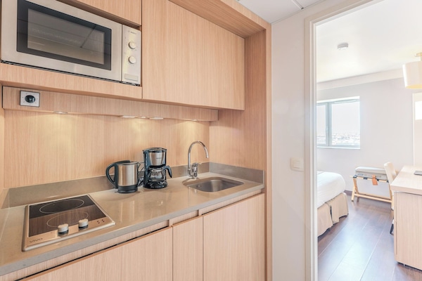 Studio | Dapur peribadi | Peti sejuk, ketuhar gelombang mikro, dapur, mesin basuh pinggan mangkuk