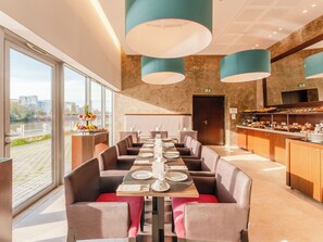 Petit déjeuner buffet (18 EUR par personne)