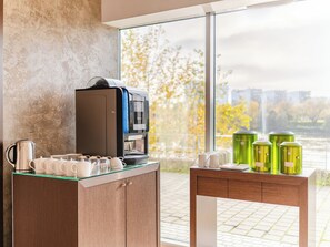 Sarapan bufet setiap hari (EUR 18 seorang) 