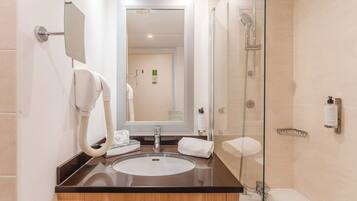Apartment, 1 Bedroom | Bathroom | Combined shower/bathtub, free toiletries, hair dryer, slippers