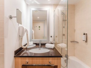 Appartement 1 Chambre | Salle de bain | Ensemble douche/baignoire, articles de toilette gratuits, sèche-cheveux