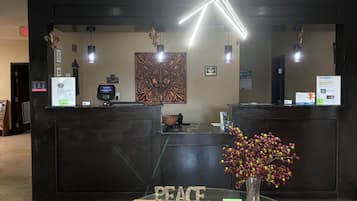 Vista frontal de la propiedad por la tarde o noche