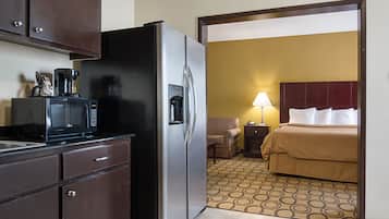 Standard Room, 1 King Bed, Non Smoking | Blackout drapes, iron/ironing board, free WiFi, bed sheets