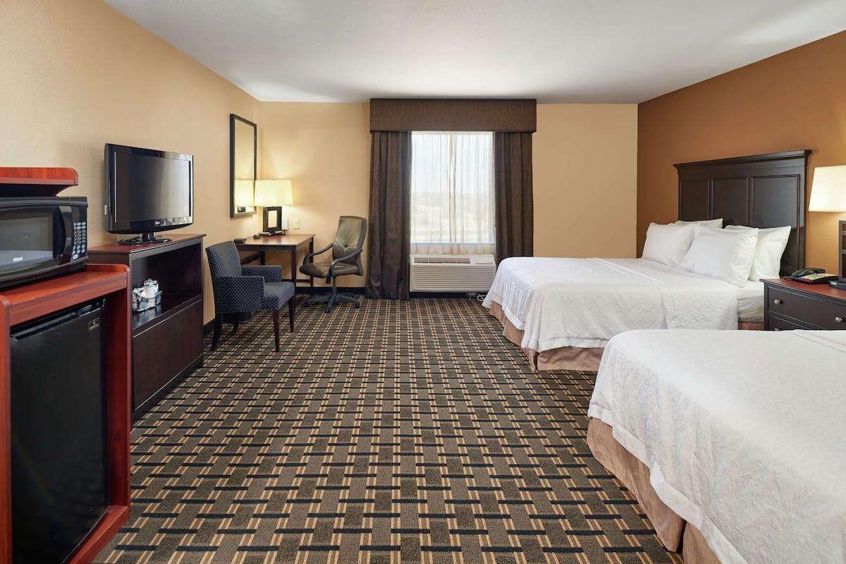 Chambre, 2 grands lits, accessible aux personnes à mobilité réduite, baignoire (Mobility & Hearing)