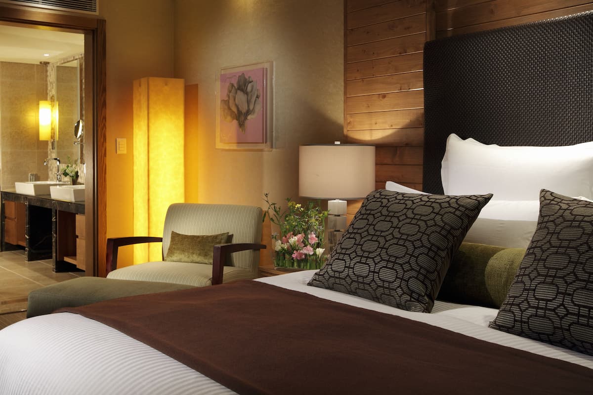 Minibar, in-room safe, desk, iron/ironing board