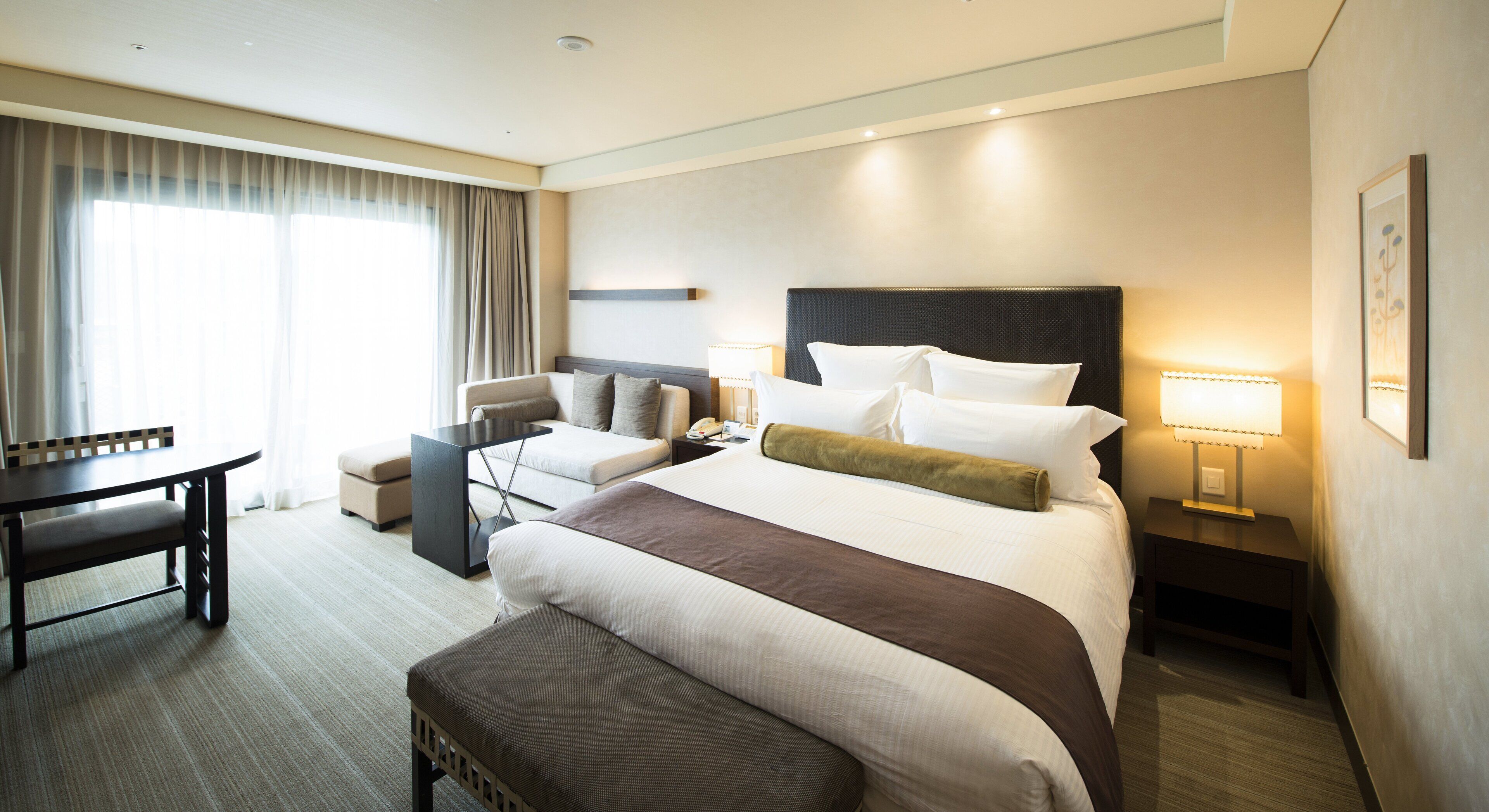 Minibar, in-room safe, desk, iron/ironing board