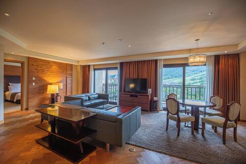 Minibar, in-room safe, desk, iron/ironing board
