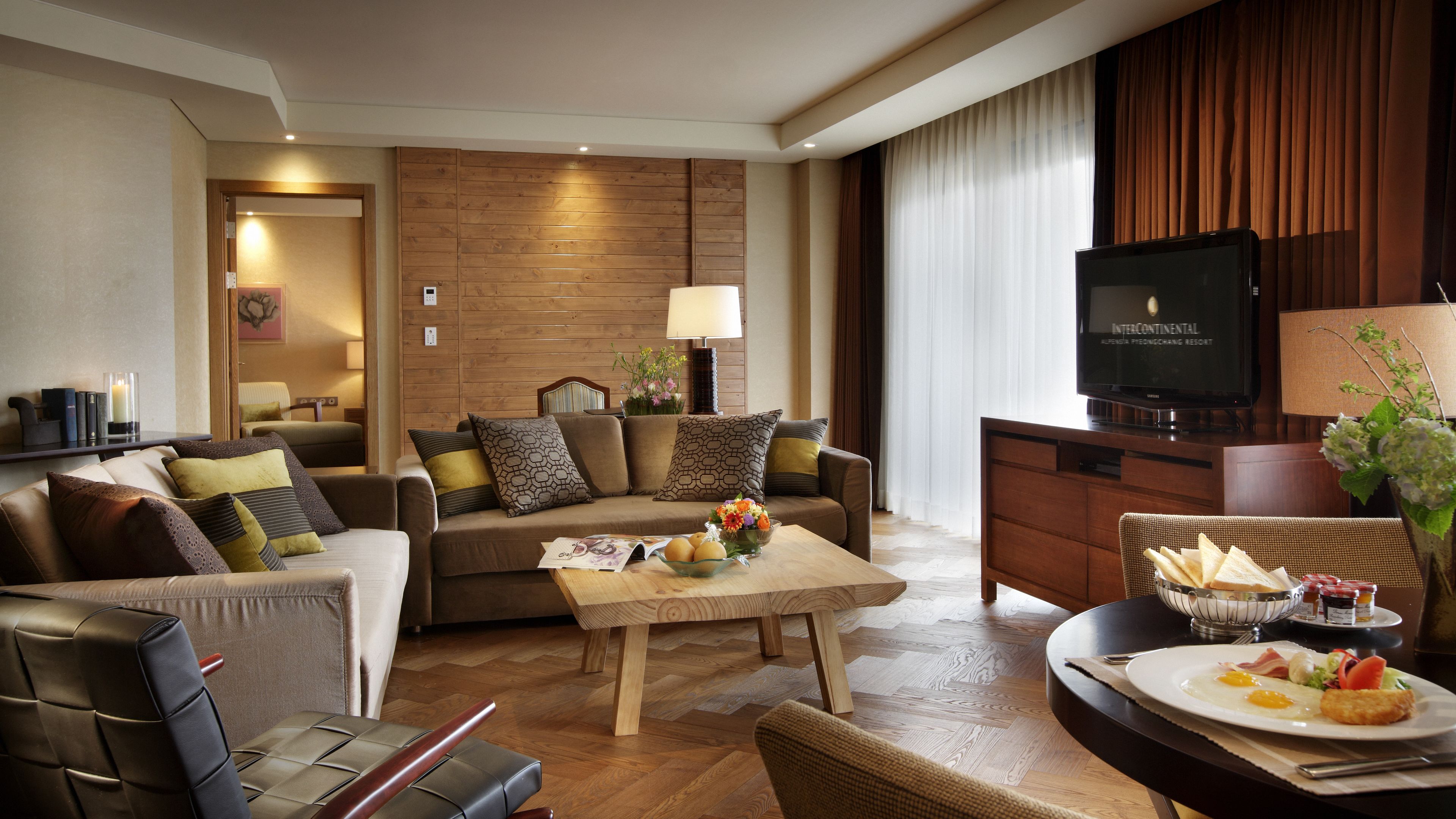 Minibar, in-room safe, desk, iron/ironing board