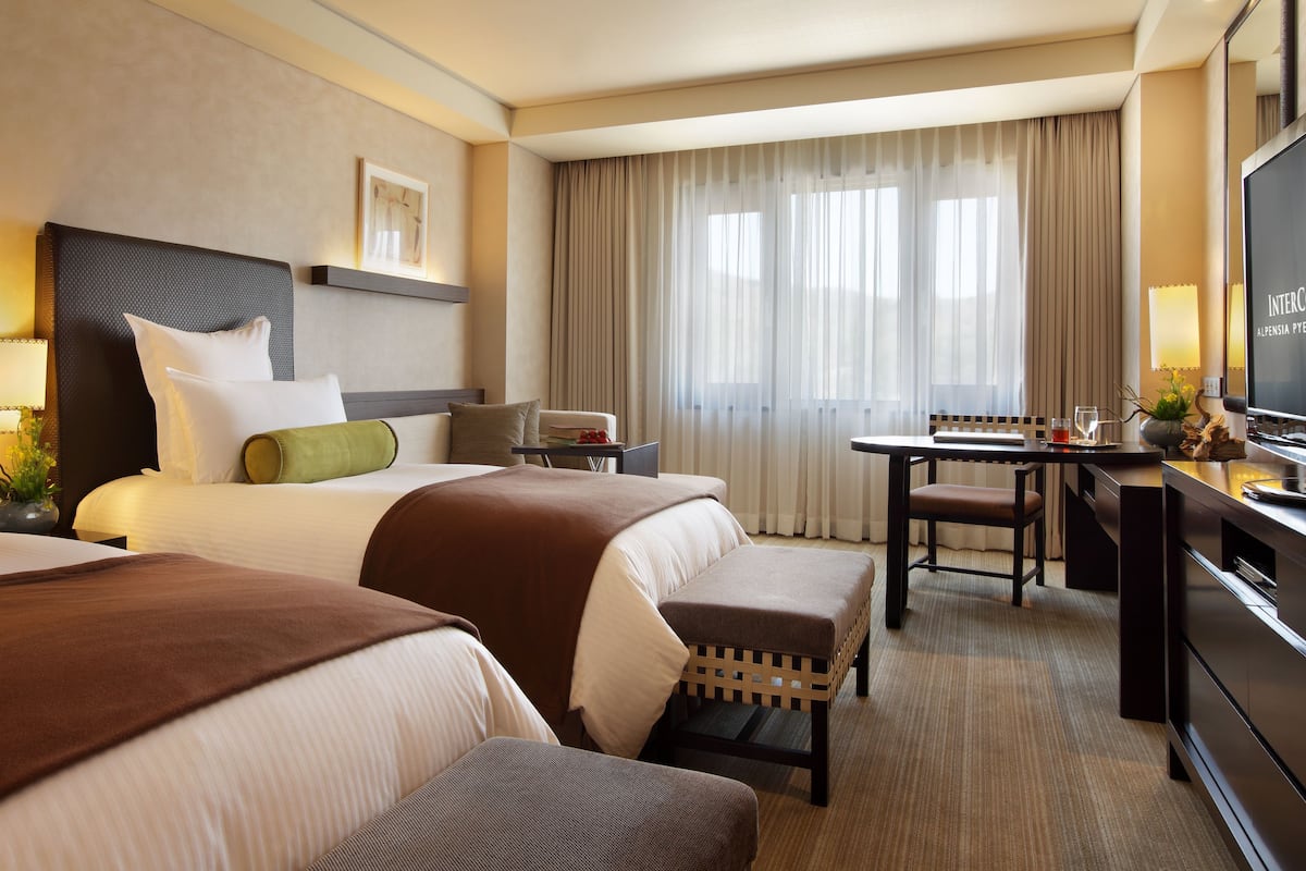 Minibar, in-room safe, desk, iron/ironing board