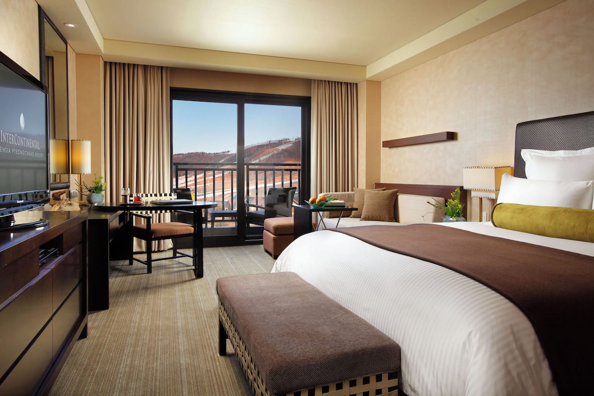 Frigobar, cofres nos quartos, escrivaninha