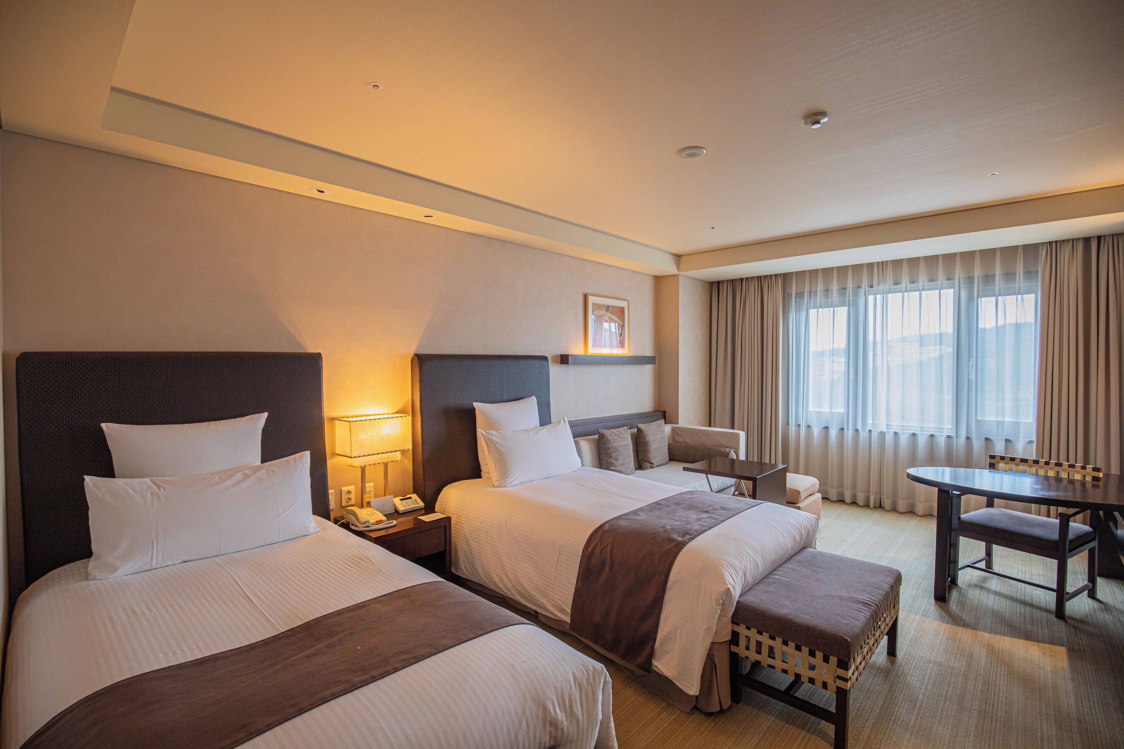 Minibar, coffres-forts dans les chambres, bureau