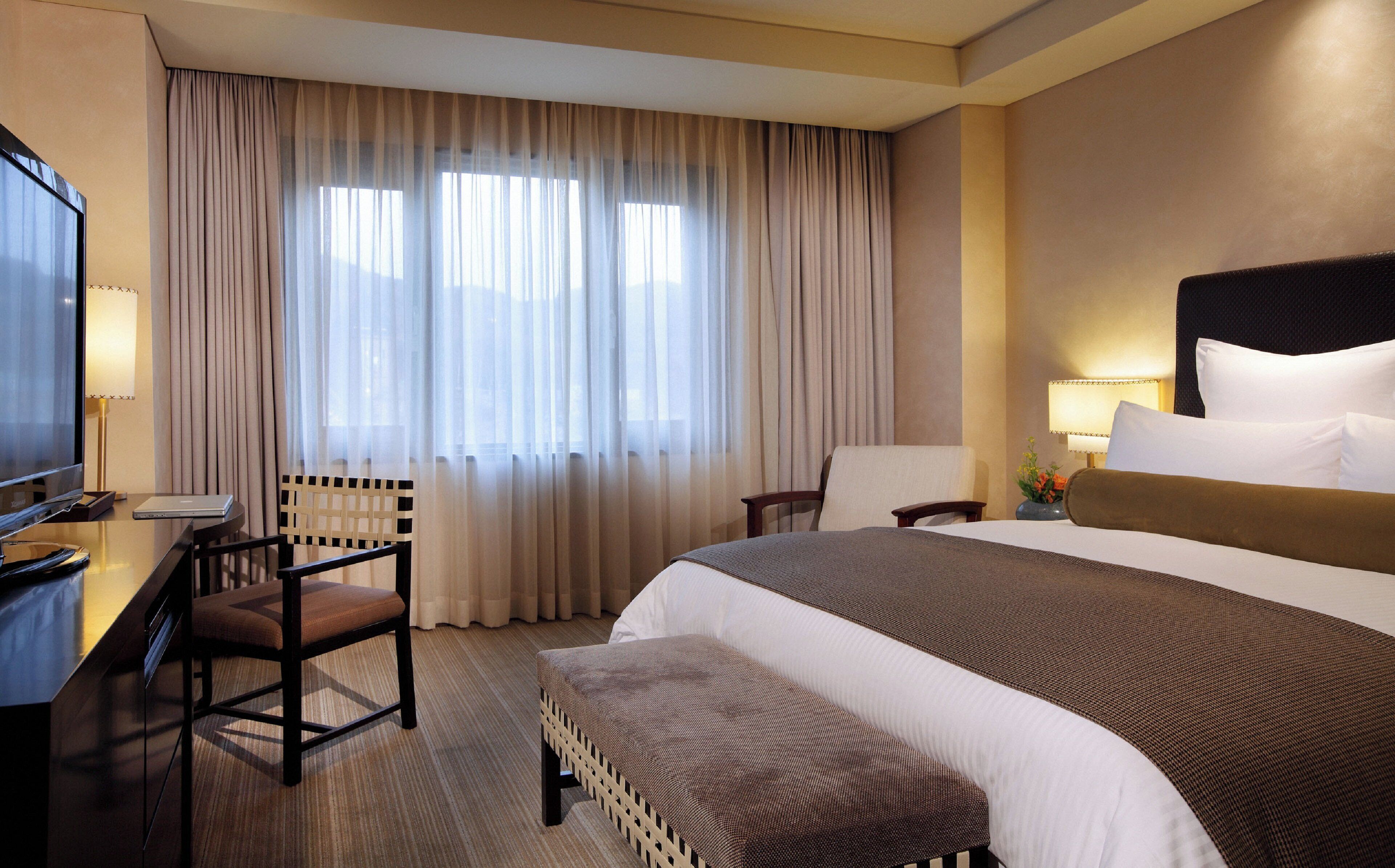 Junior Suite, 1 King Bed | Minibar, in-room safe, desk, iron/ironing board