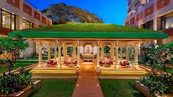 5 restaurants, breakfast, lunch, dinner served; international cuisine