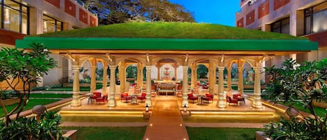 5 restaurants, breakfast, lunch, dinner served; international cuisine