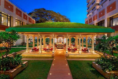 5 restaurants, breakfast, lunch, dinner served; international cuisine