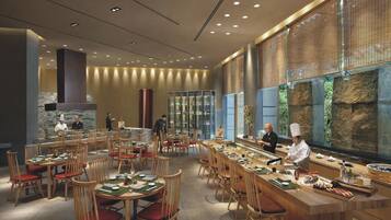 6 restaurants; breakfast, lunch, dinner and brunch served