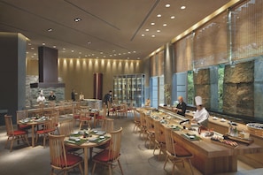 5 restaurants; breakfast, lunch, dinner, and brunch served